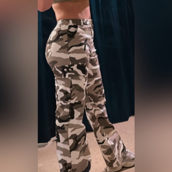 Camouflage Chic High-Waist Cargo Pants - Picture 15 of 16
